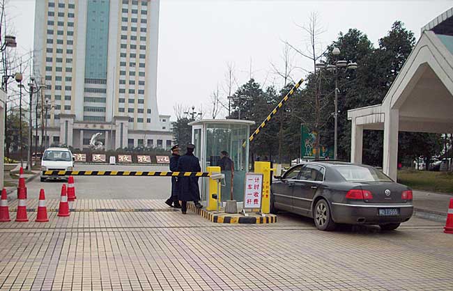 成都市溫江區(qū)西南財經(jīng)大學道閘案例 - 中出網(wǎng)-智能出入口門戶
