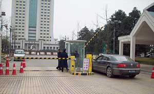 成都市溫江區(qū)西南財(cái)經(jīng)大學(xué)道閘案例 - 中出網(wǎng)-智能出入口門戶
