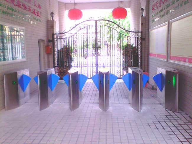 汕尾小風(fēng)帆學(xué)校通道閘案例 - 中出網(wǎng)-智能出入口門戶