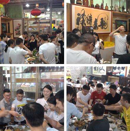 酒席間，大家開懷暢飲