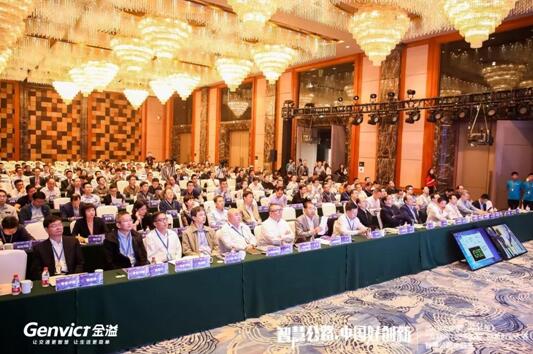 智慧公路主題主題賽現(xiàn)場，專家評委正在觀看項目路演