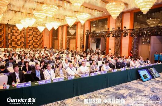 智慧公路主題主題賽現(xiàn)場，專家評委正在觀看項目路演
