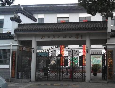 中山出安智能為松江區(qū)中山小學(xué)添上鐵藝大門