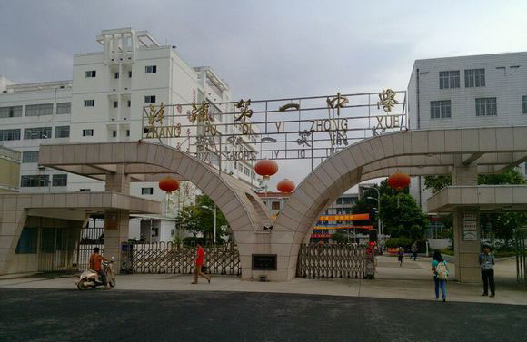 漳浦一中校大門(mén)選用漳州出安伸縮門(mén)產(chǎn)品