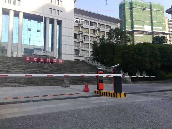 郴州市林業(yè)局車(chē)牌識(shí)別系統(tǒng)、伸縮門(mén)、道閘、崗?fù)すこ贪惭b