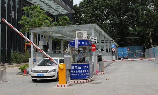 防城港車牌識(shí)別一體機(jī)完美配合停車場收費(fèi)系統(tǒng)